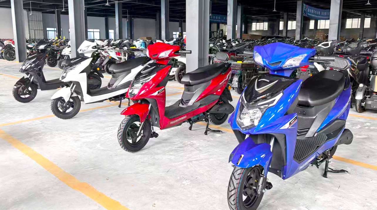 دراجة نارية كهربائية بألوان مختلفة