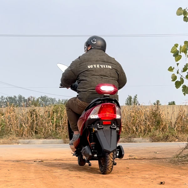 دراجة نارية كهربائية-ركوب الدراجات على الطرق الريفية