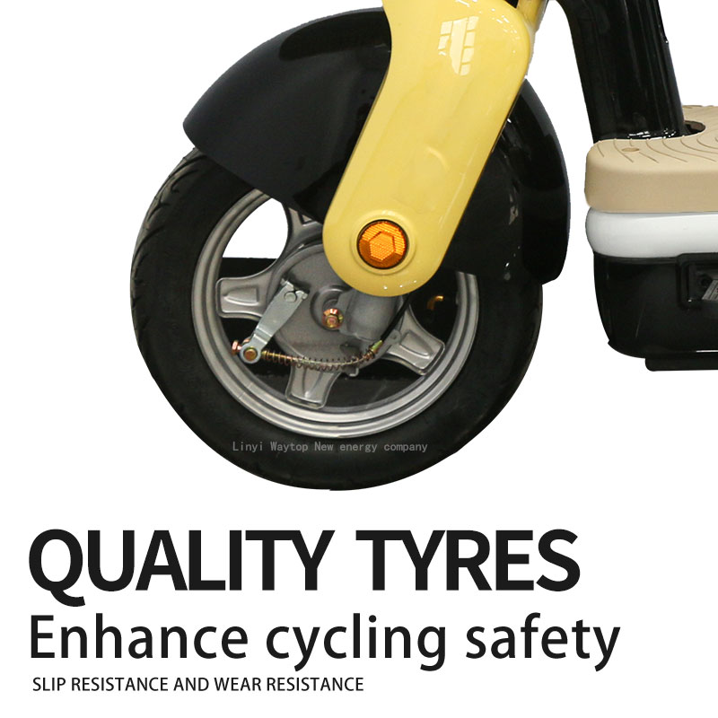 دراجة المدينة الكهربائية الأنيقة باللونين الأصفر والأسود مع مقعد ممتد