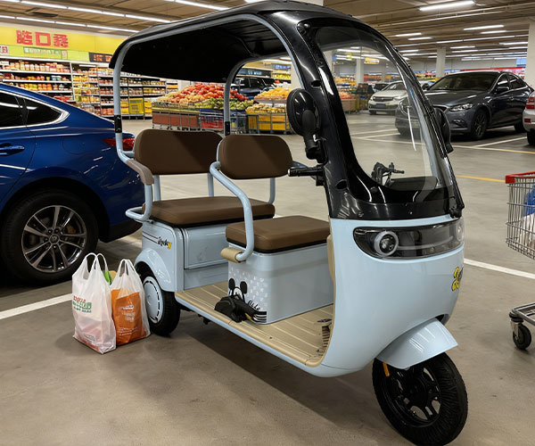 ذات ثلاث عجلات مع سقيفة